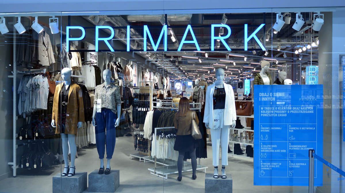 A világszerte népszerű Primark a legfrissebb trendnek megfelelő kínálatot nyújtja, elérhető áron (Fotó: Shutterstock)