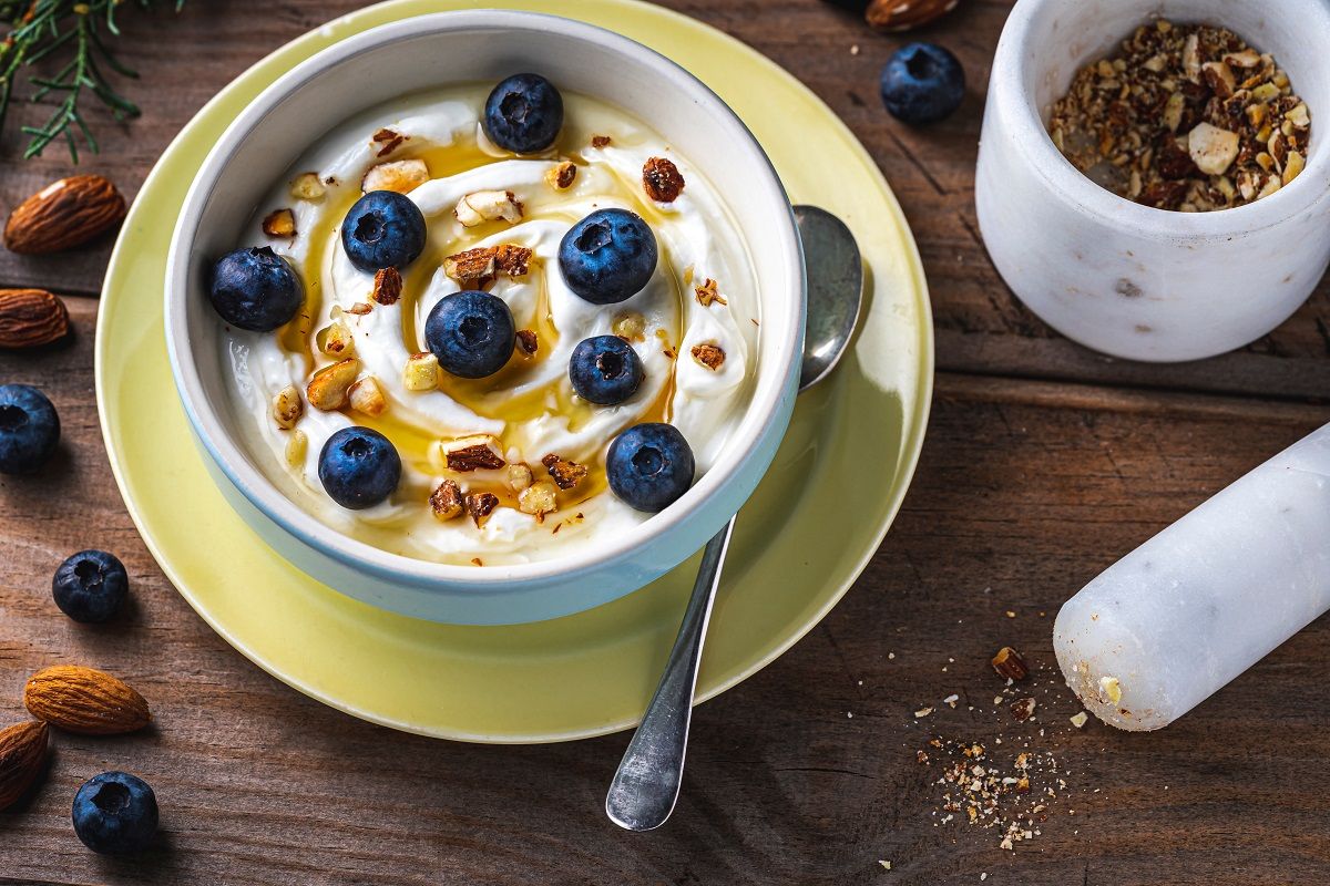 A görög joghurt magvakkal, zabpehellyel, bogyós gyümölcsökkel és mézzel ízesítve mennyei desszert /Fotó: Shutterstock