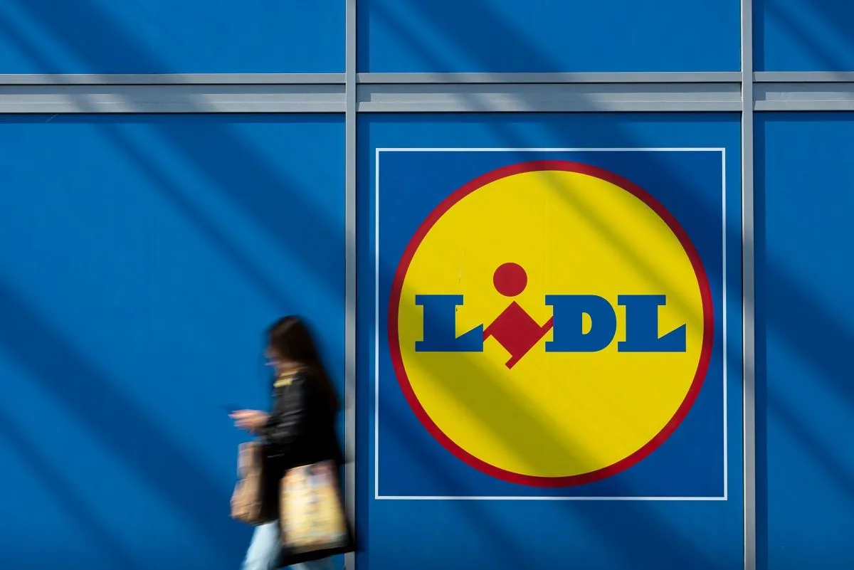 A Lidl reklámújságjaiban feltüntetik, mely termékek betétdíjasak /Fotó: Shutterstock