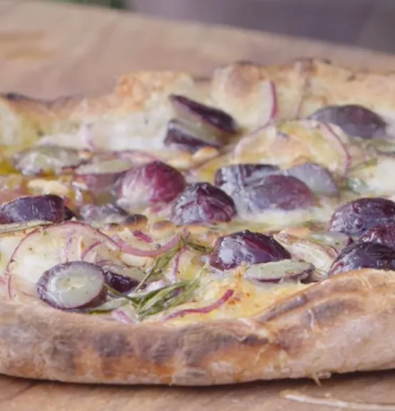 Jamie Oliver szőlős-mézes pizzája (Fotó: Jamie Oliver Instagram-oldala)