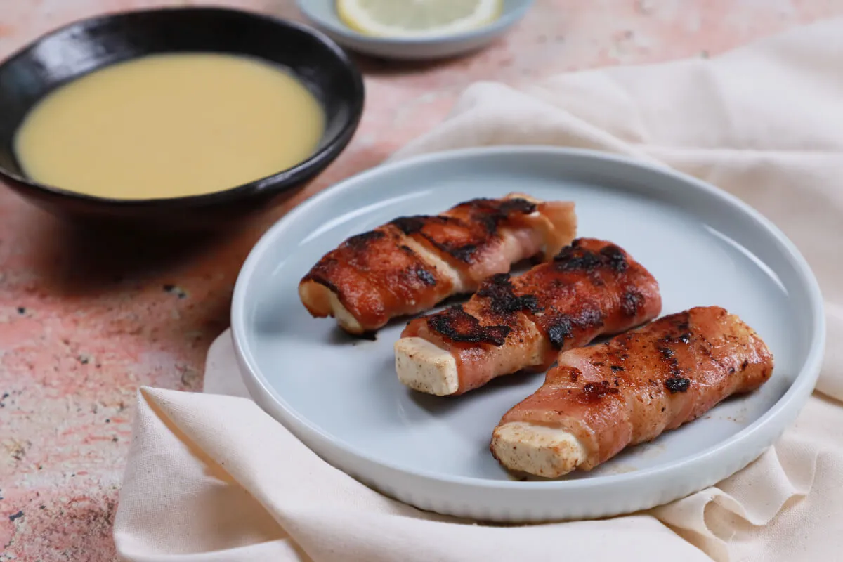 Baconbe göngyölt feta mézes-mustáros mártogatóssal recept