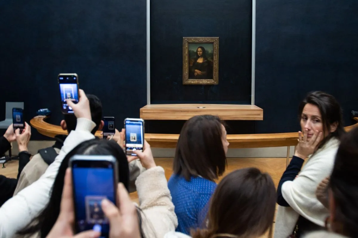 Mona Lisát, Leonardo da Vinci reneszánsz művét figyelik a Louvre Múzeum látogatói - a festmény már üvegfal mögött látható egy ideje / Fotó: Northfoto