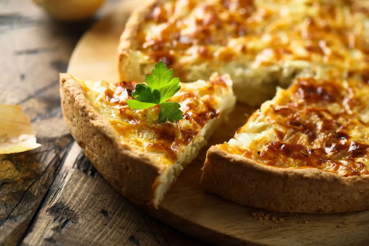 A franciák sós pitéje, a quiche egy omlós tészta gazdag, krémes töltelékkel összesütve (Fotó: Shutterstock)