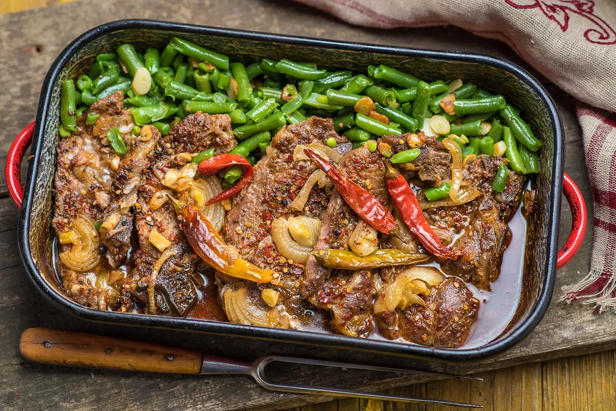 Csilis tarja fokhagymás zöldbabbal  recept