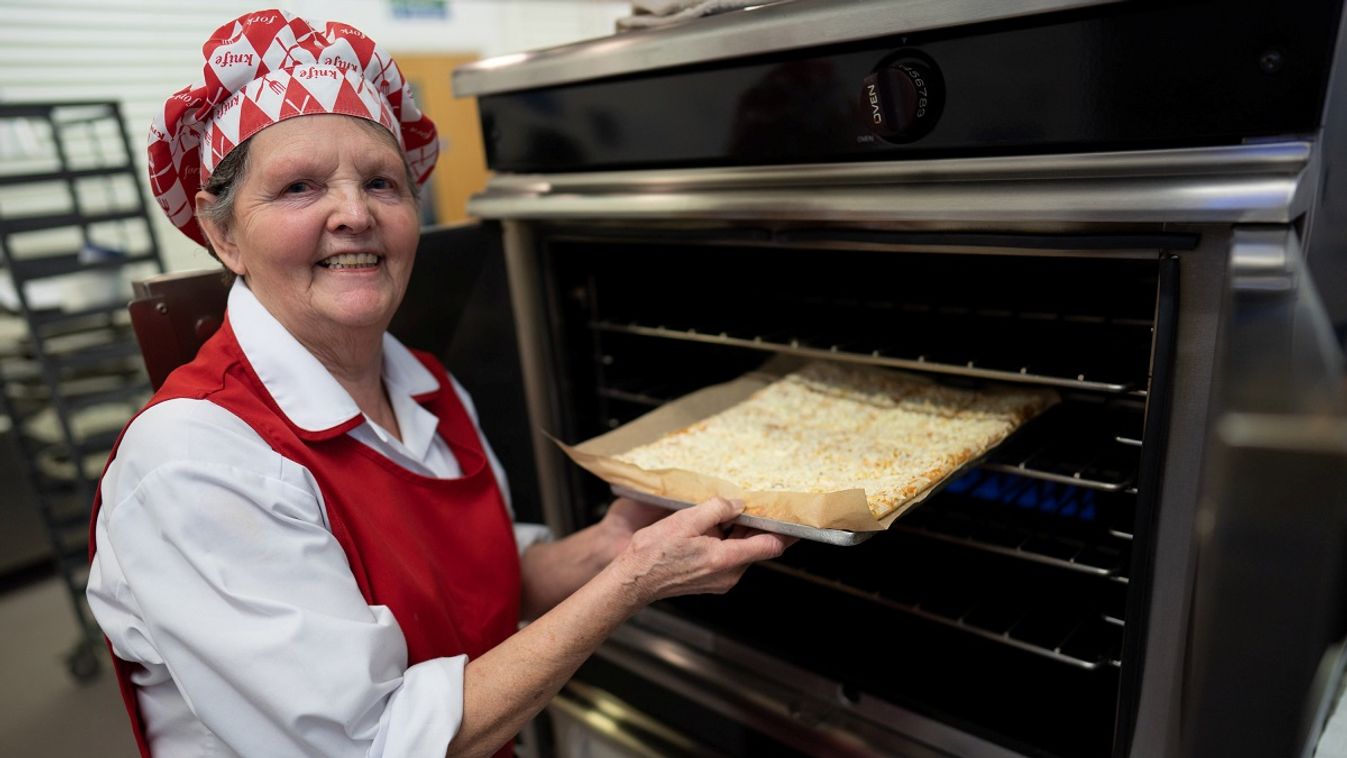 Rosemary Stokes 50 éve dolgozik konyhásnéniként /Fotó: Northfoto