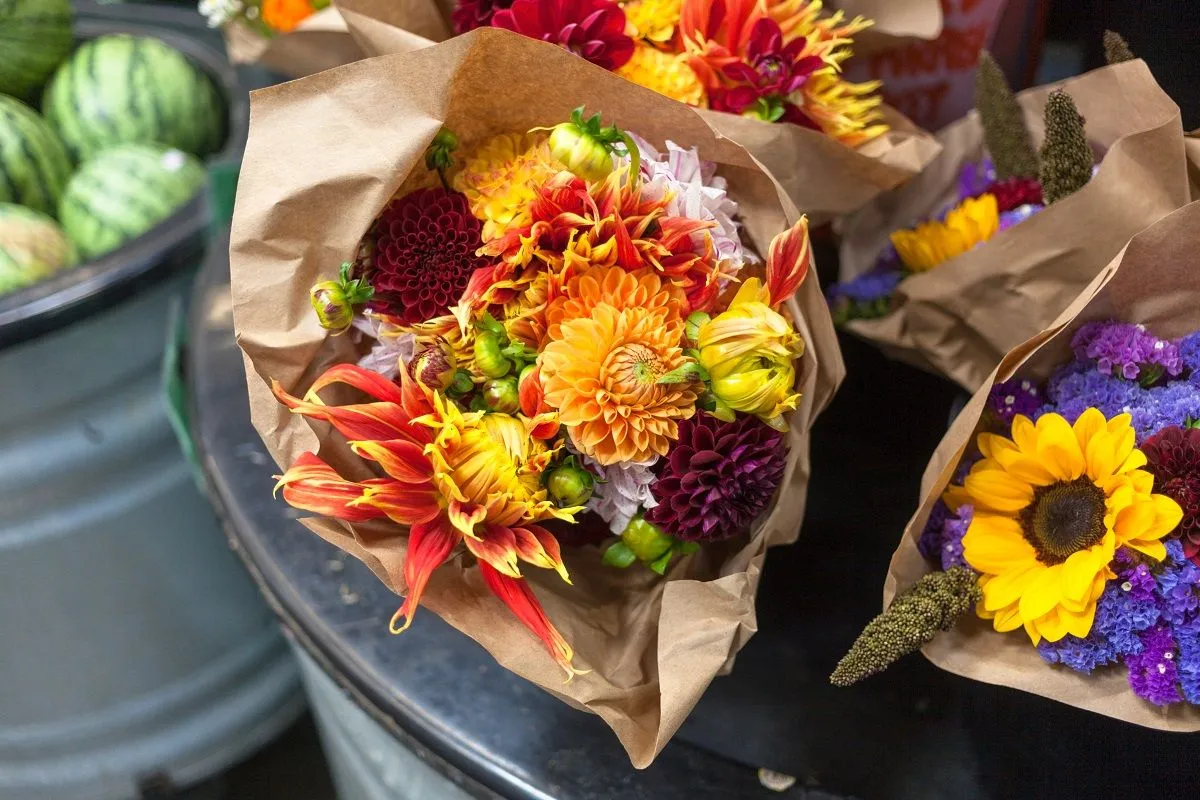 Vágott virágok, csokrok és cserepes növények is a Valentin-napi bolti kínálatban (Illusztráció) /Fotó: Shutterstock