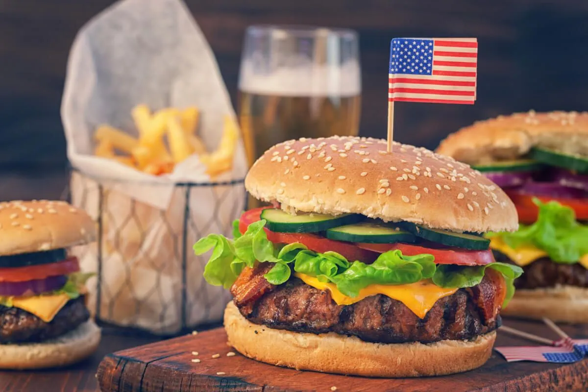 A hamburger népszerű és közkedvelt étel szerte a világban (Fotó: Shutterstock)