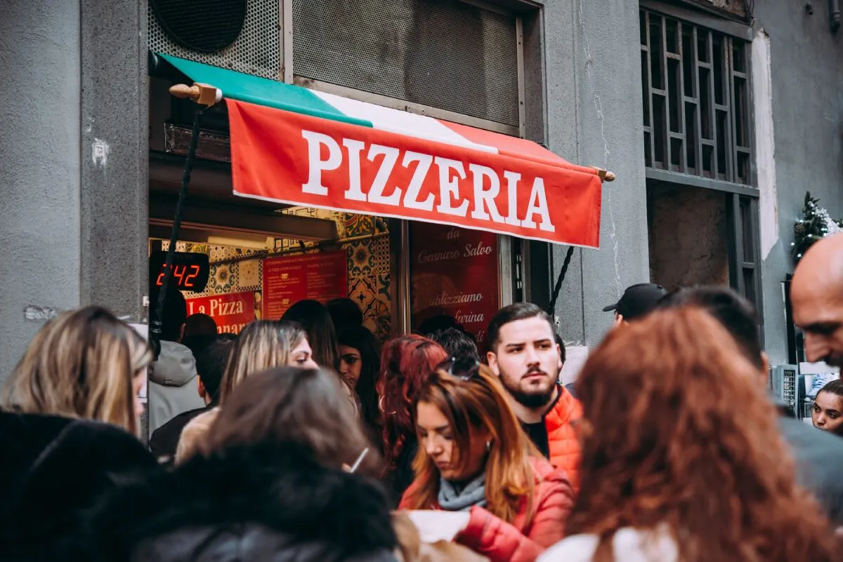 A nápolyi pizzának még a fogyasztási módja is különleges (Fotó: Shutterstock)