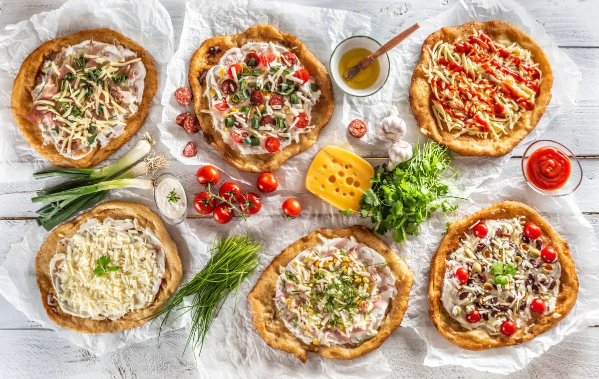 A lángos tipikus magyar étel, de egy olasz street food kísértetiesen hasonlít rá (Fotó: Shutterstock)