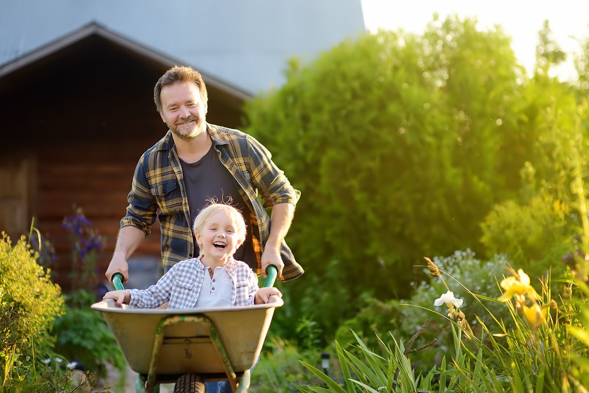 Az óraátállítás után nyáron késő estig dolgozhatunk a kertben  / Fotó: Shutterstock