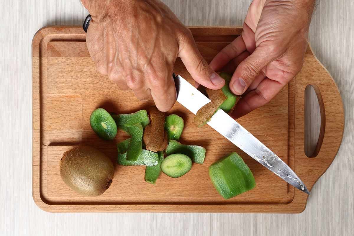 Ezt a pucolási technikát a vitaminok, rostok és antioxidánsok megtartása miatt mellőzd /Fotó: Shutterstock