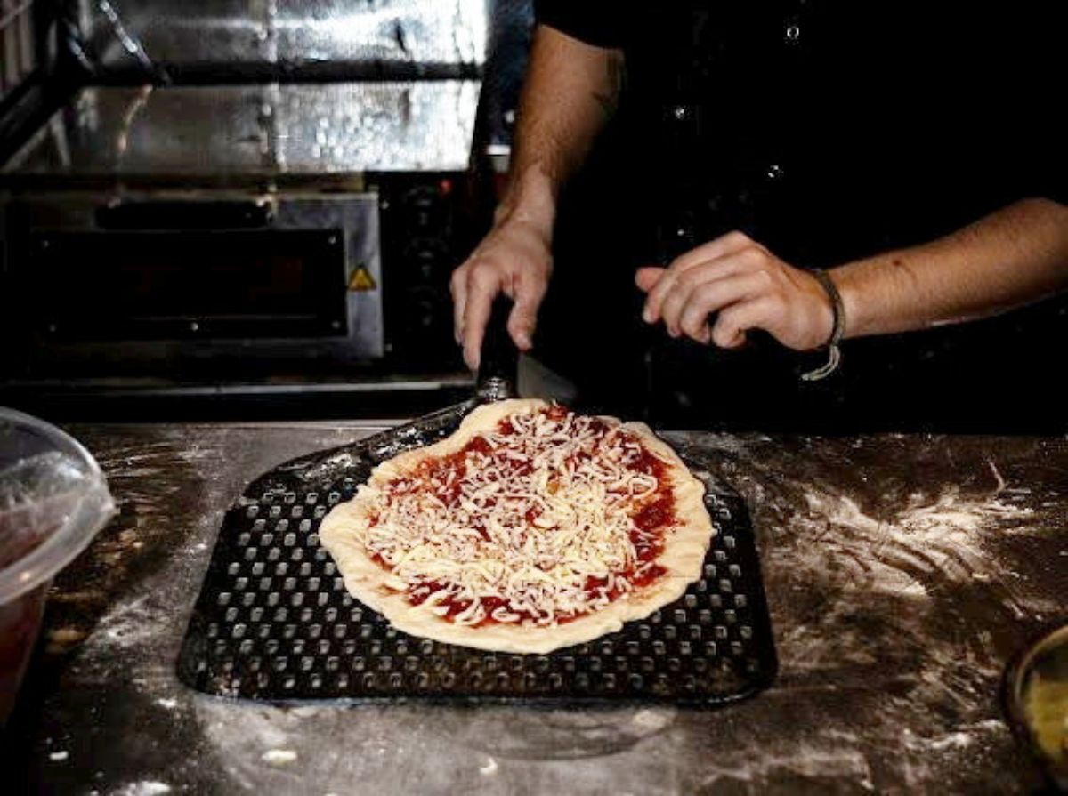 Online fogadja a rendeléseket, a pizzákat pedig a konyhájában süti a 17 éves Josh Steer (Fotó: Northfoto)