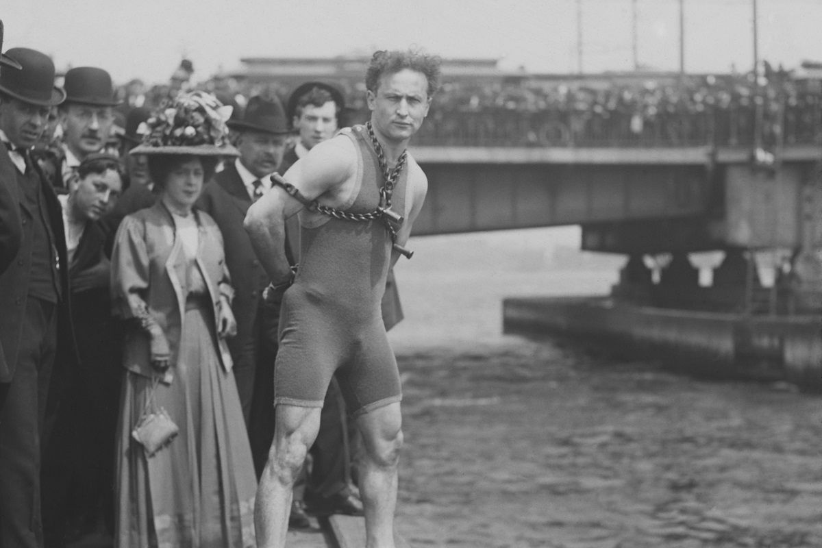 Houdini egyik mutatványa során 1908-ban, a bostoni Harvard-híd közelében /Fotó: Shutterstock