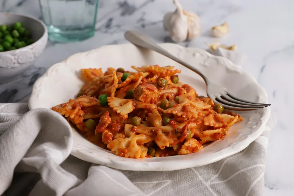 Csirkés-paradicsomos tészta zöldborsóval  recept