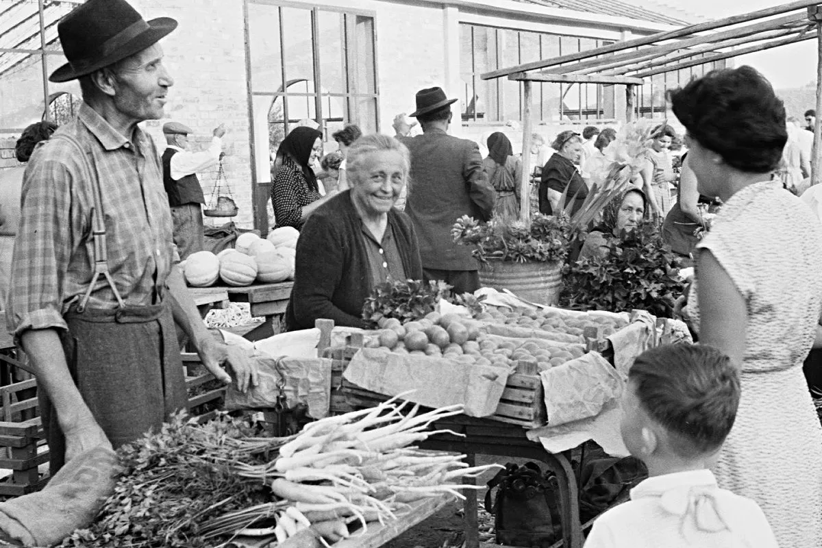 A bajai piac, háttérben a vásárcsarnok 1962-ben /Fotó: Fortepan/Erky-Nagy Tibor