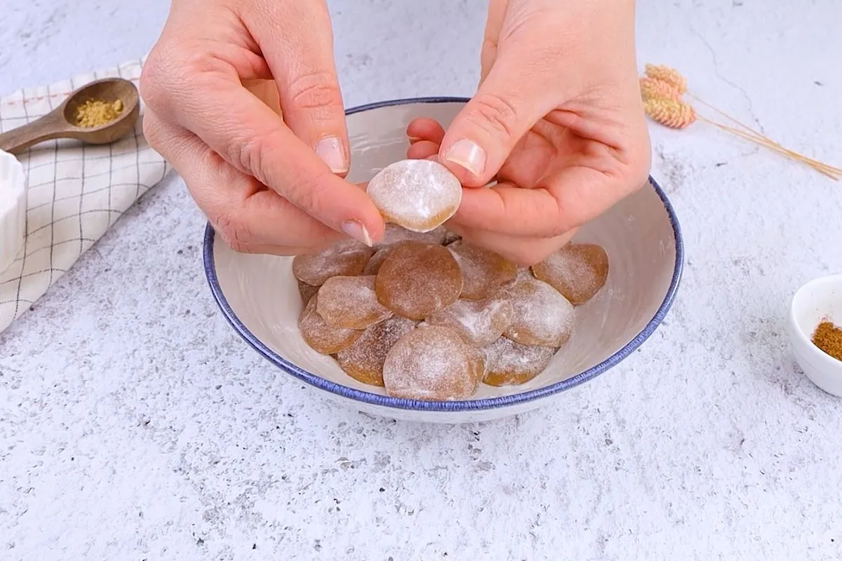 Pofonegyszerű elkészíteni ezt a köhögés elleni házi cukorkát / Fotó: Cookist