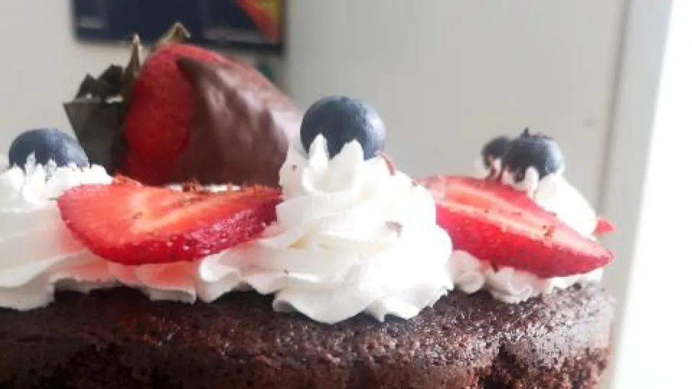 Gyors vaníliás-epres brownie torta