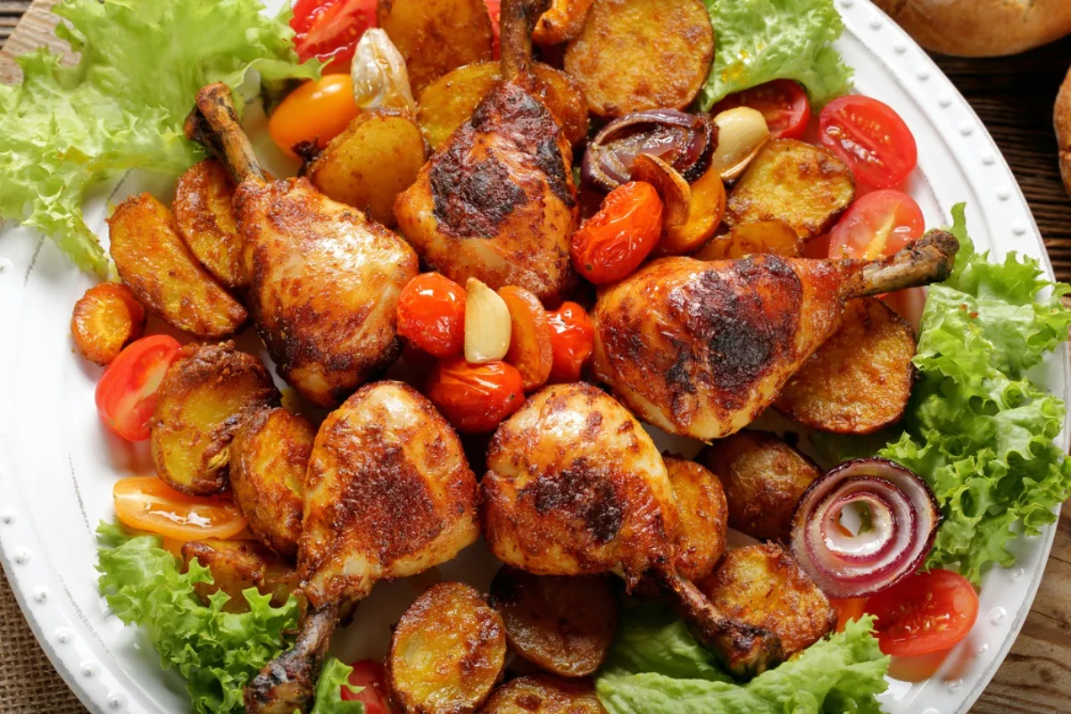 Ropogósra sült csirkecomb fűszeres krumplival recept