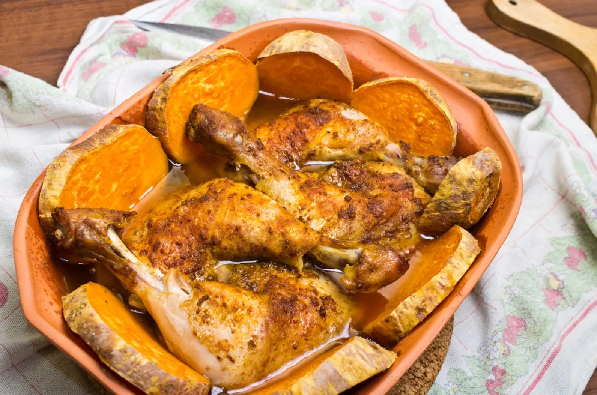 Római tálban sült csirkecomb édesburgonyával  recept