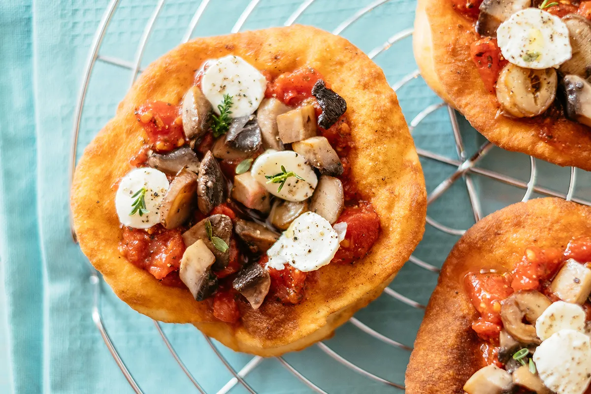 Lángospizza paradicsomos gombával recept