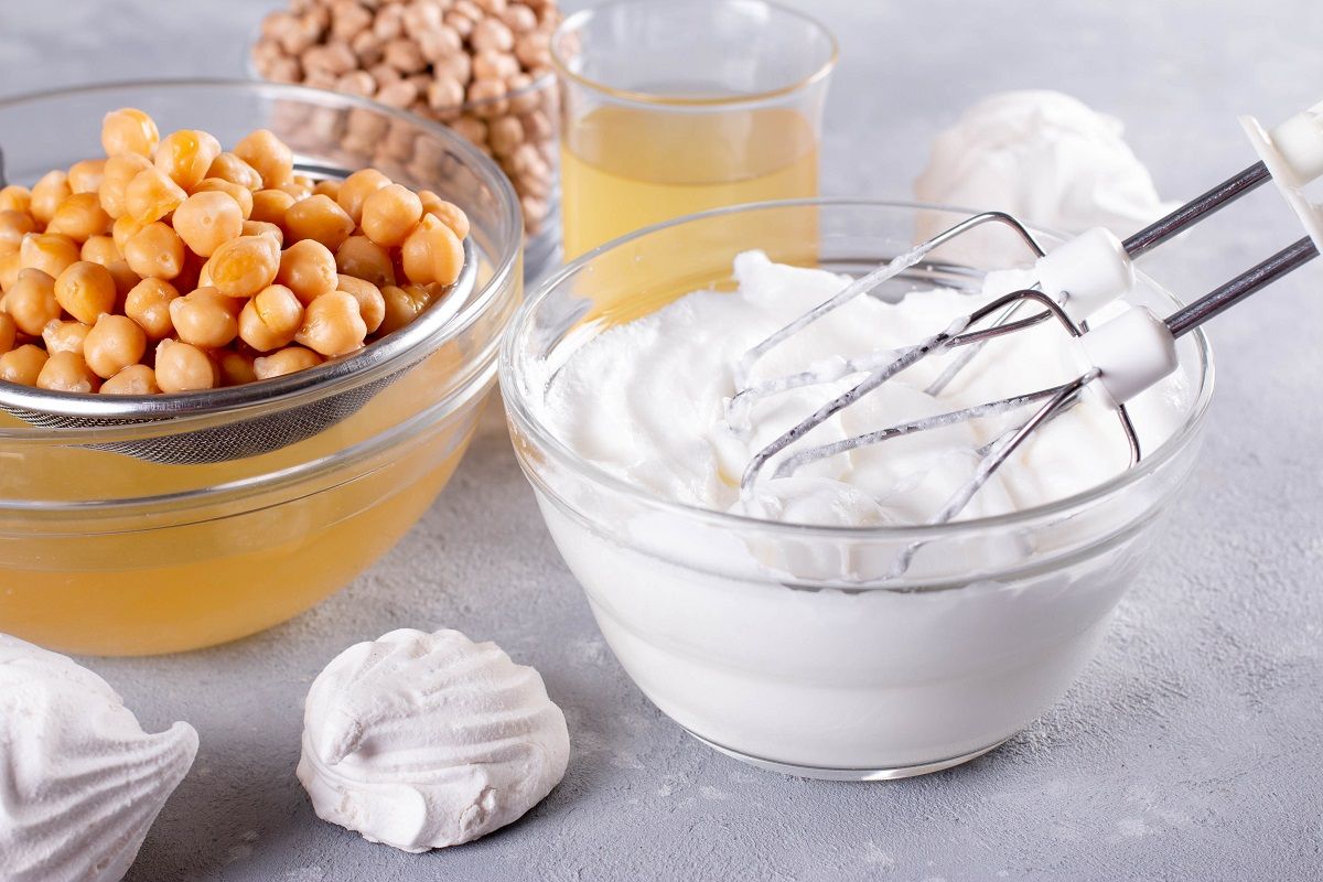 A csicseriborsó leve, az aquafaba kemény habbá verhető, akárcsak a tojásfehérje /Fotó: Shutterstock