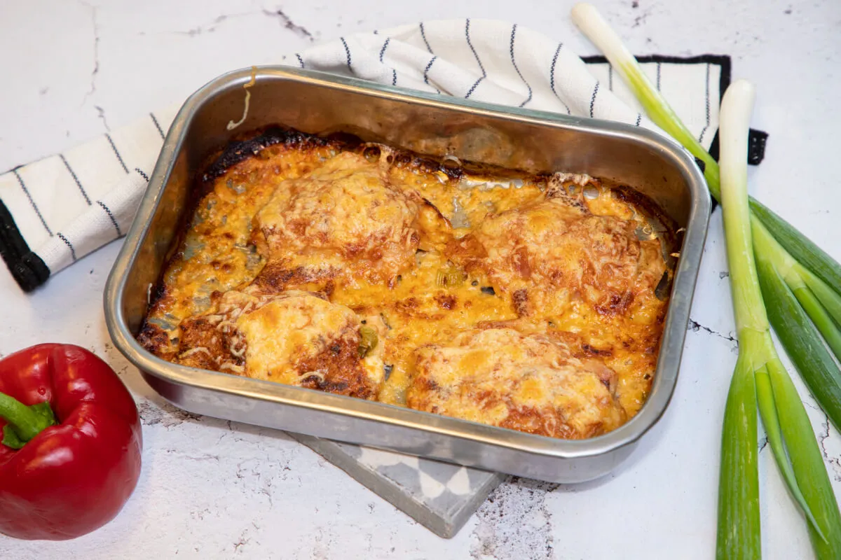 Sajtos-tejfölös rakott csirkemell  recept