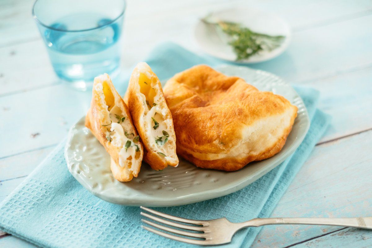 Zöldfűszeres sajtkrémmel töltött mini lángos