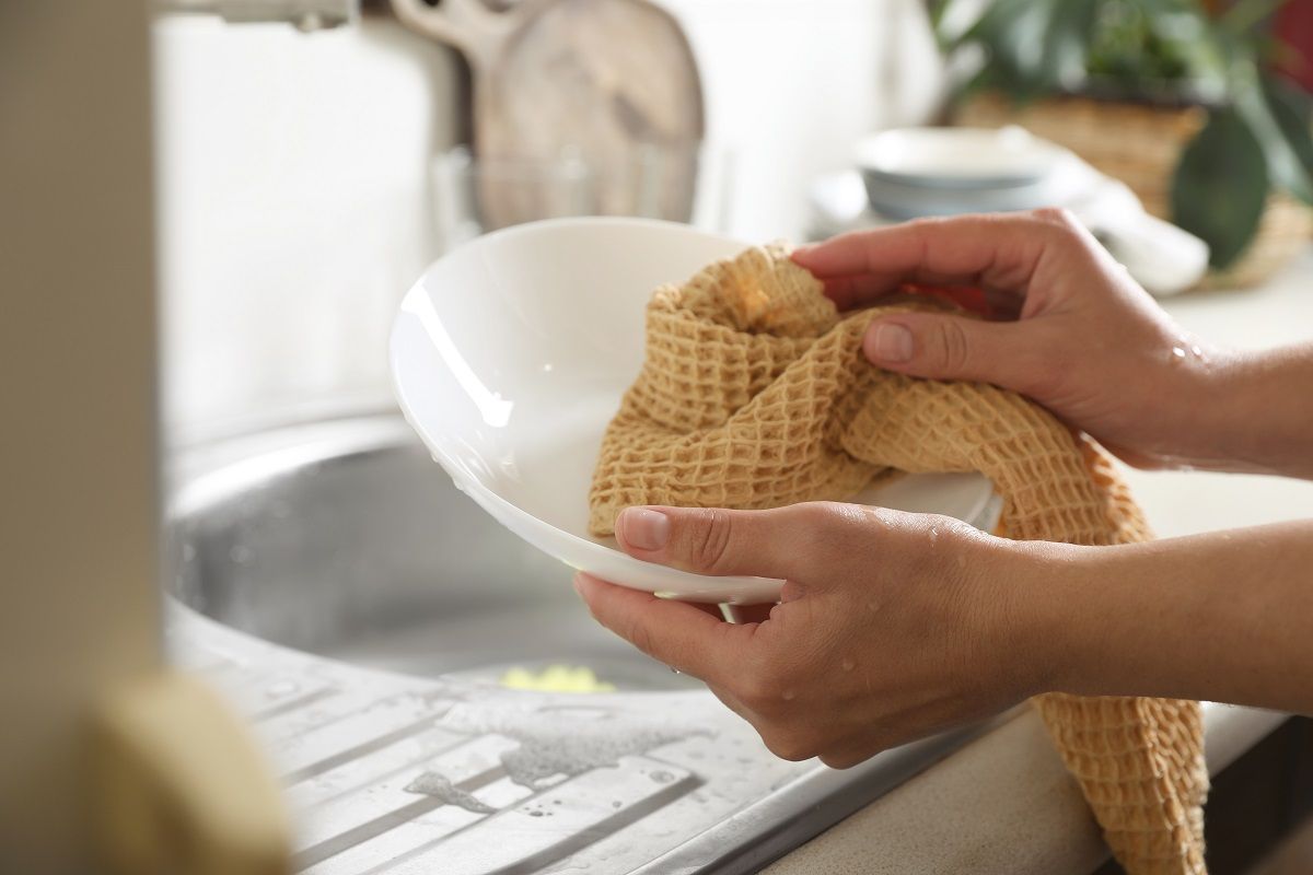 Jó ötlet, ha a tányérok törölgetésére fenntartasz egy olyan konyharuhát, amit nem használt kéztörlésre vagy a pult takarítására /Fotó: Shutterstock