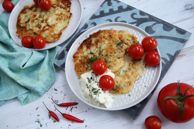 Cukkinipalacsinta feta sajtos mártogatóssal