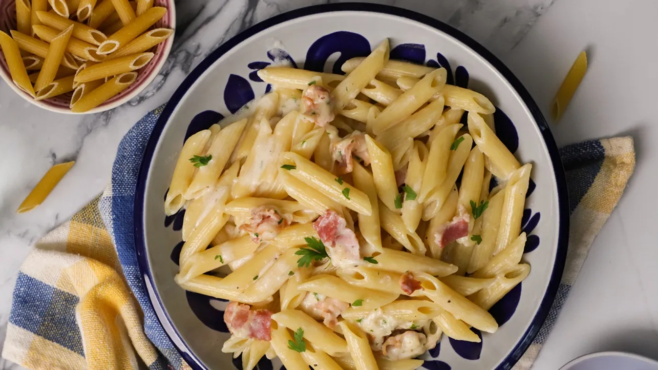 Duplasajtos-baconös penne, a legtutibb sajtos tészta receptje videón