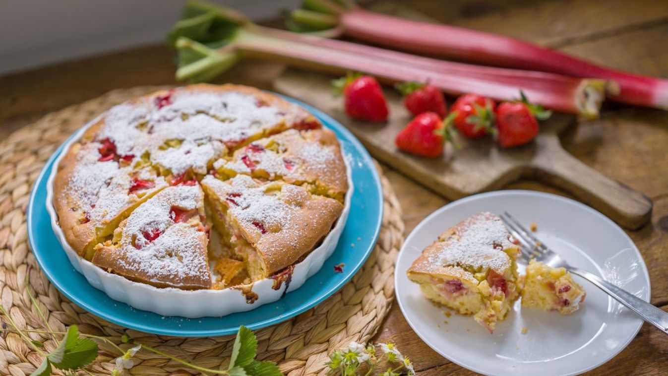 Még mindig nem unjuk: epres-rebarbarás pite vele sült mascarponekrémmel