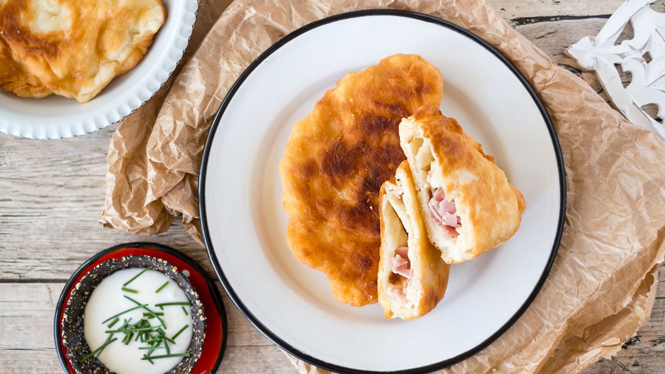 Sajttal és sonkával töltött lángos recept