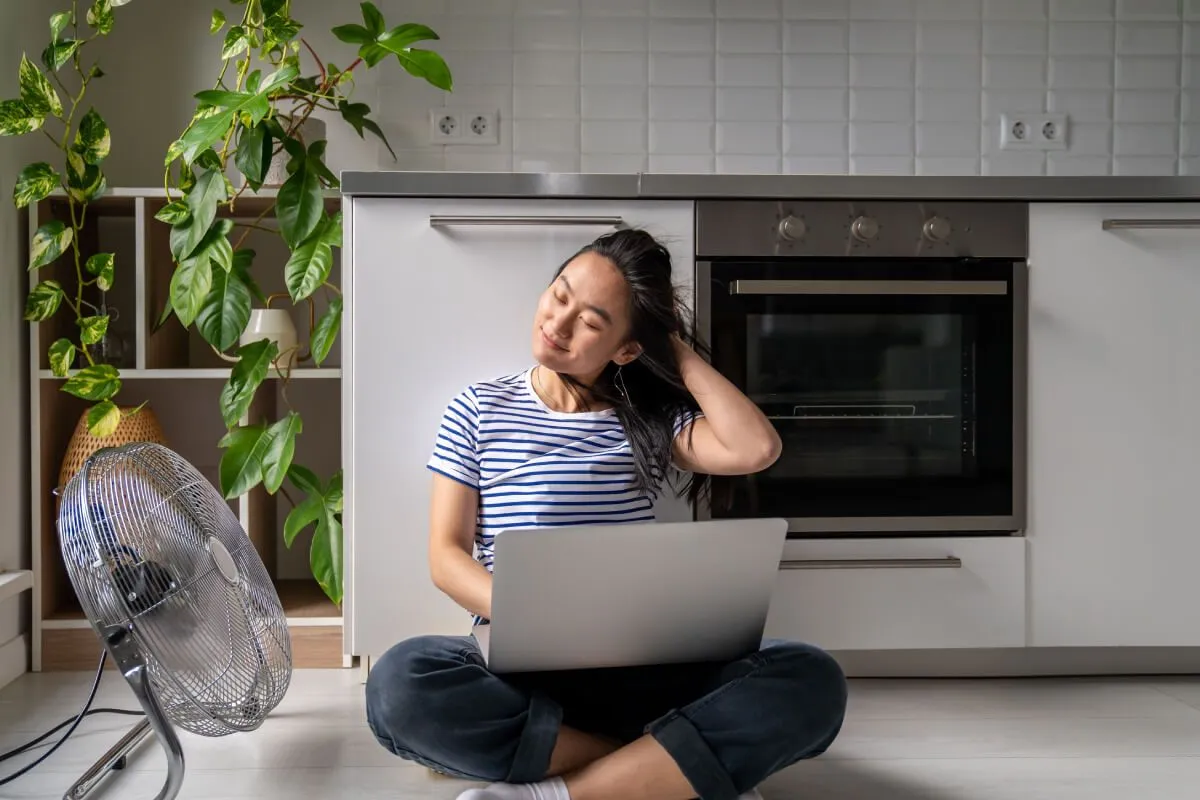 A földre helyezett, felfelé döntött ventilátor hűti a leghatékonyabban a szobát, de arra figyeljünk, hogy ne irányítsuk hosszú ideig magunkra /Fotó: Shutterstock