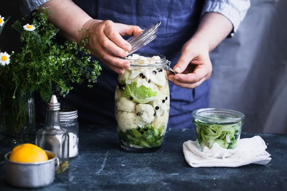 Fontos, hogy mossuk meg a zöldségeket, és gondosan távolítsuk el róluk a sérült részeket, mert egy hibás darab az egész munkánkat tönkreteheti (Fotó: Shutterstock)