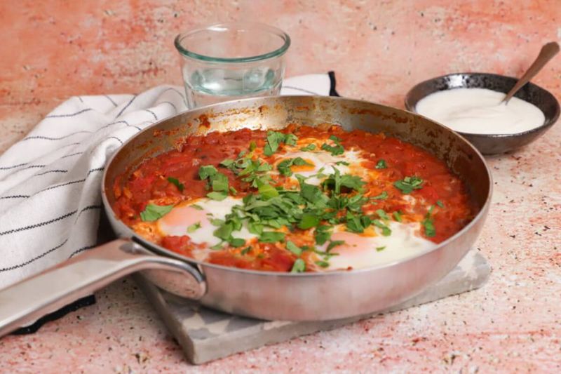 Mediterrán lecsó tükörtojással (Shakshuka) 