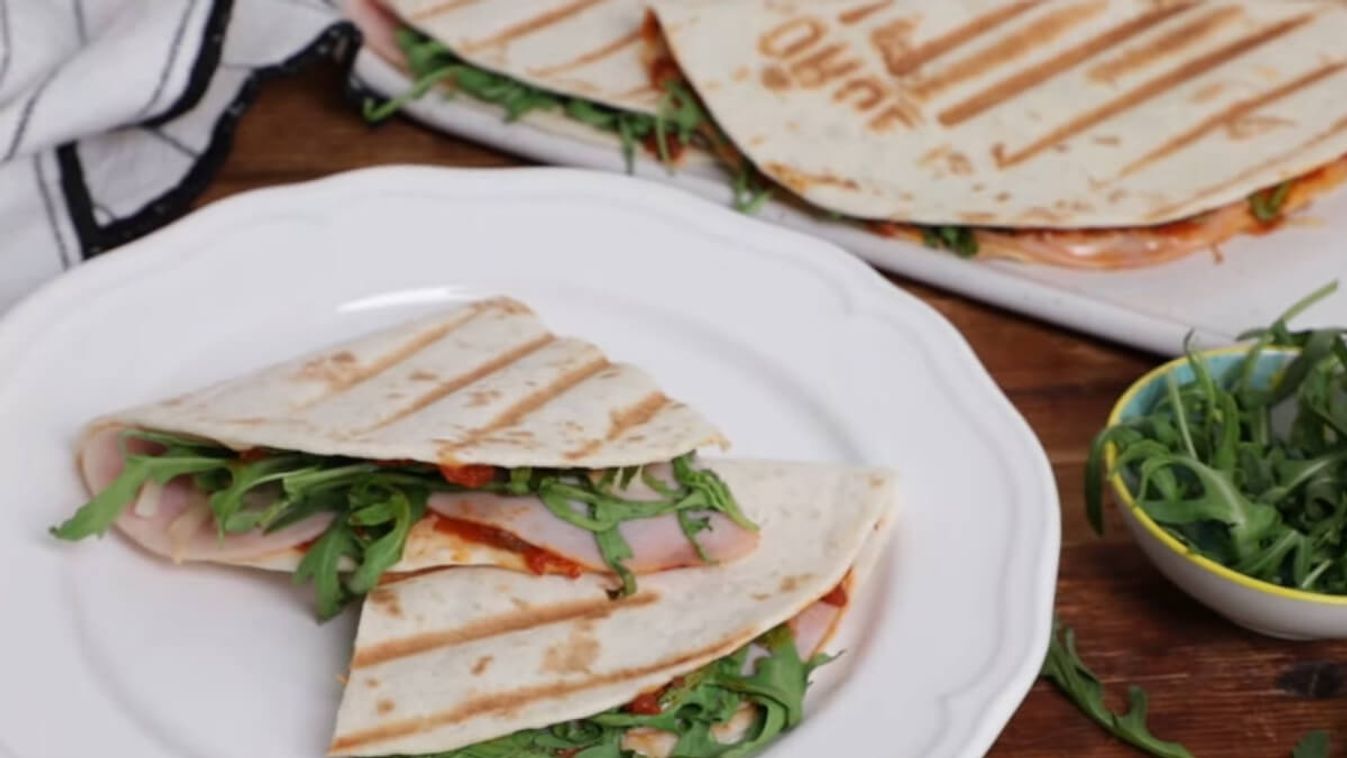 Sajtos-sonkás quesadilla rukkolával recept