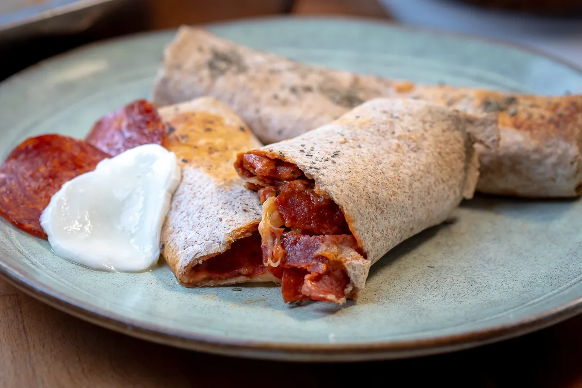 Pizzás tortillatekercs recept