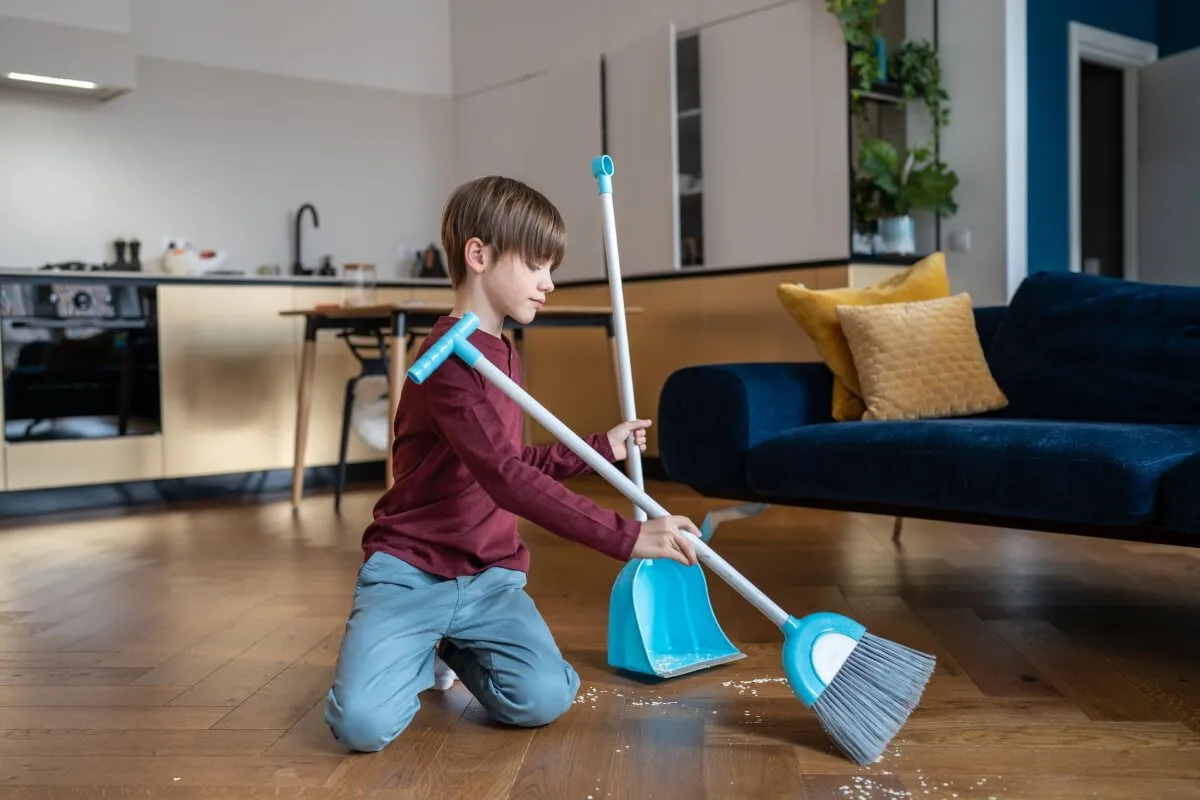 A gyerekeket érdemes bevonni a házimunkába, mert lefoglalják magukat, és tanulnak is belőle /Fotó: Shutterstock