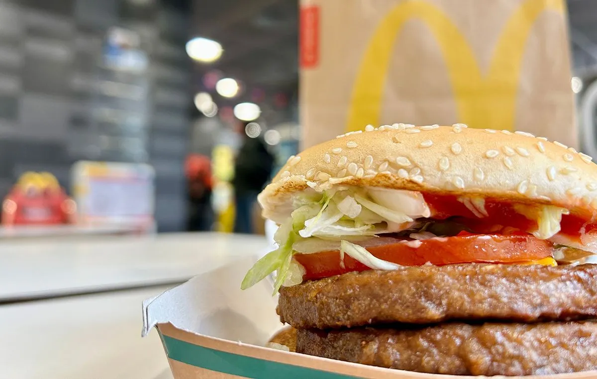 A McPlant nevű szendvicsbe a pogácsát burgonya és rizs felhasználásával a cég a Beyond Meat nevű vállalattal közösen fejlesztette /Fotó: Shutterstock