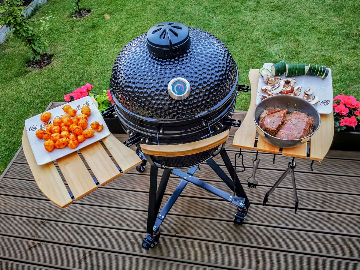 A kamado típusú grillekben különleges kialakításuknak köszönhetően egyenletesen sül a hús és a zöldség /Fotó: Shutterstock