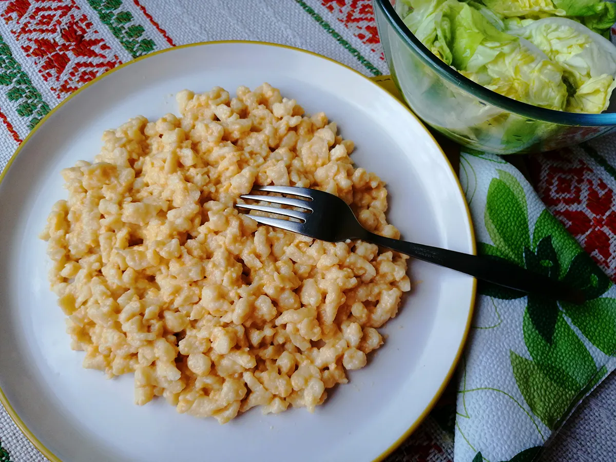 Tojásos galuska fejes salátával  recept
