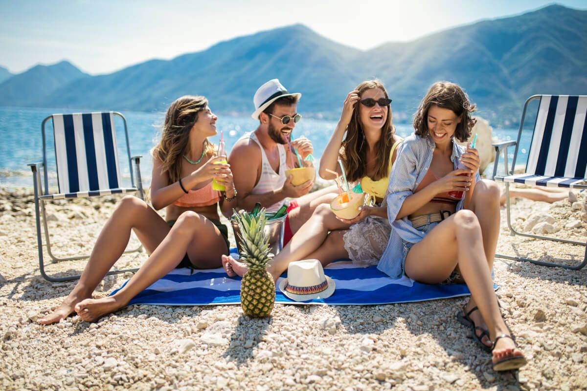 Hamarosan egy koccintás is több száz ezer forintba kerülhet a strandokon /Fotó: Shutterstock