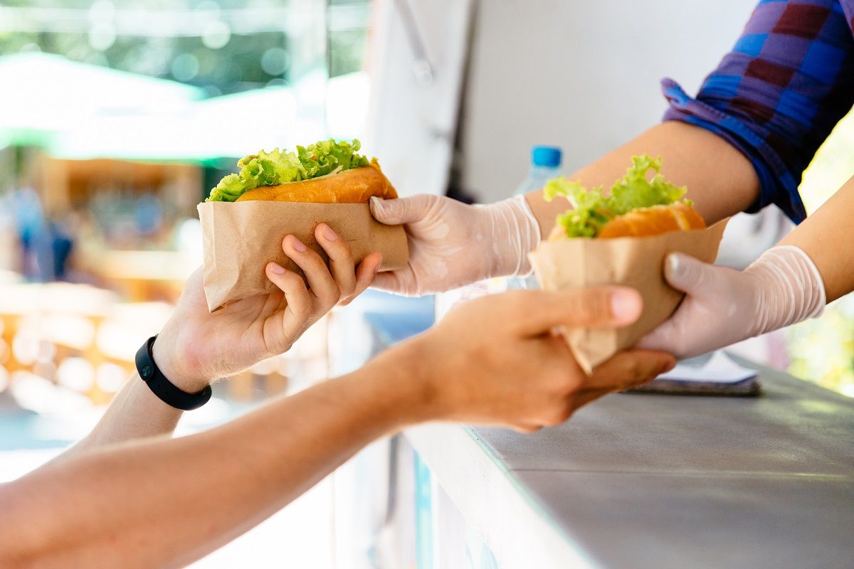 Két mázsa élelmiszert vontak ki a forgalomból a Nébih ellenőrei, amikor a strandbüféket ellenőrizték (Illusztráció) /Fotó: Shutterstock