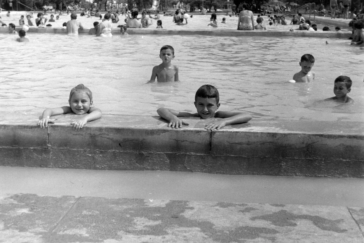 Gyerekek pancsolnak az egri városi strandon 1965-ben /Fotó: Fortepan / Németh Tamás