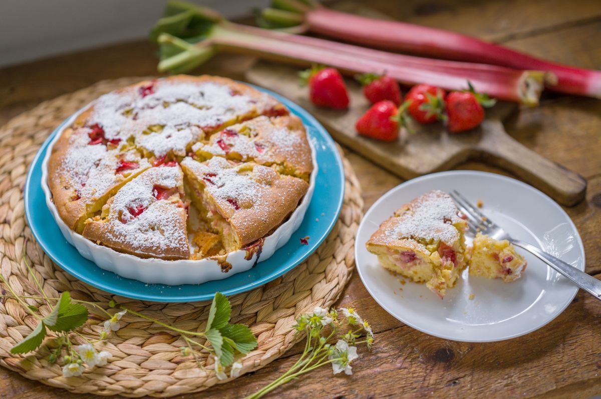 Egyszerű és nagyon finom: epres-rebarbarás pite vele sült mascarponekrémmel / Recept és fotó: Vidék íze magazin