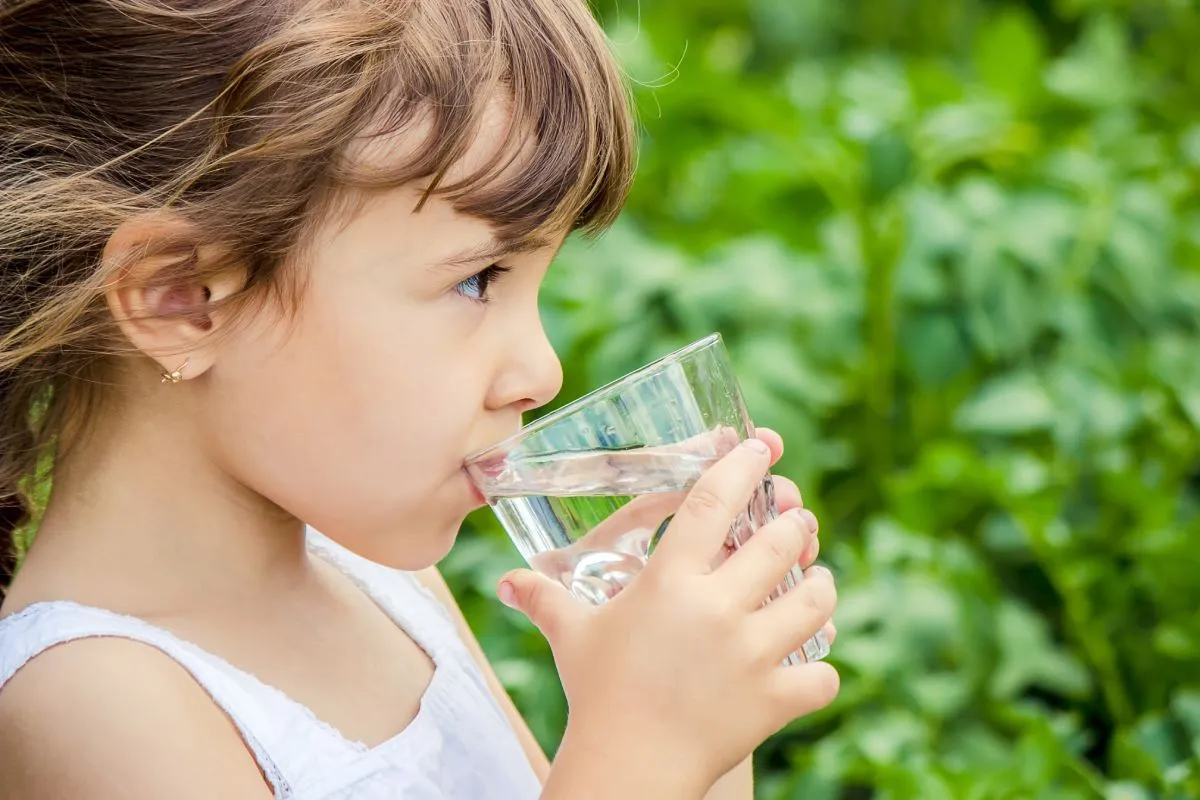 Cukros üdítők helyett szoktassuk a kicsiket a vízivásra / Fotó: Shutterstock