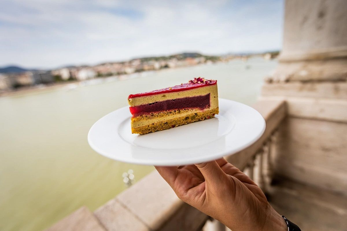 Egy szelet Zöld Málna torta energiatartalma 232,4 kcal, szénhidrát értéke pedig 10,5 g / Fotó: Egy Csepp Figyelem Alapítvány