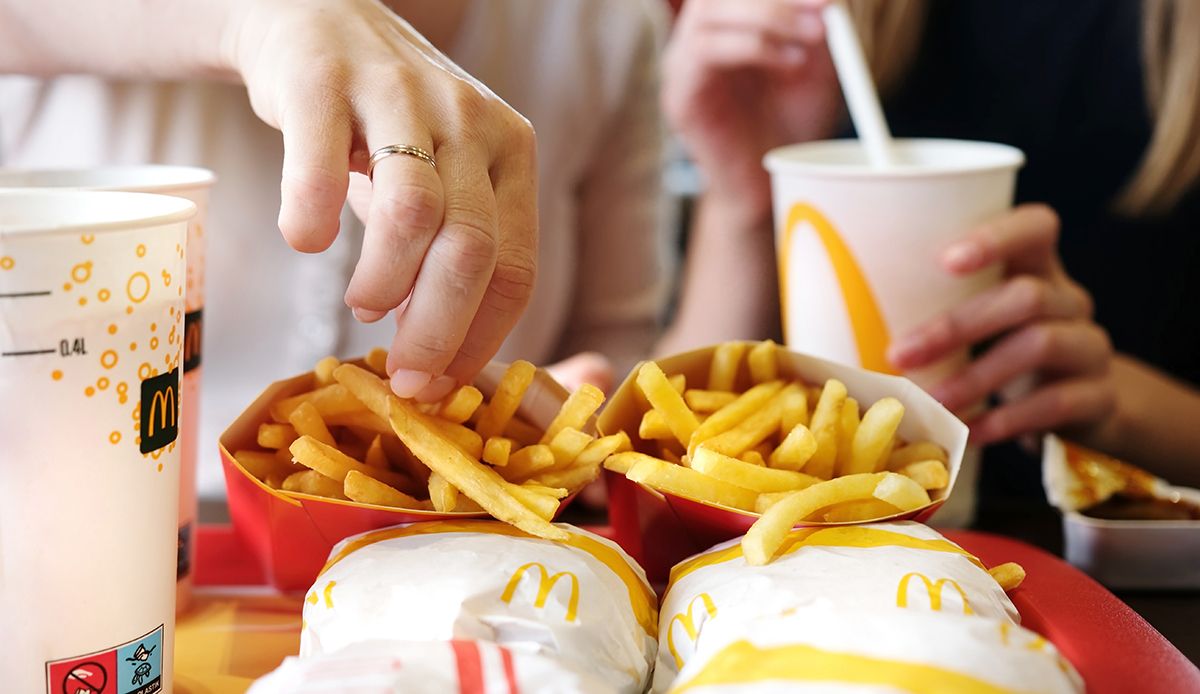 Ingyen sült krumplival igyekszik visszacsábítani vendégeit a McDonald's /Fotó: Shutterstock