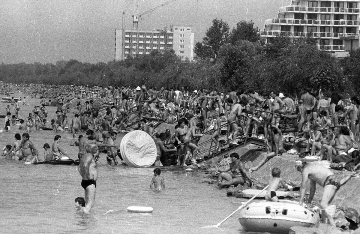 Fürdőzők a Balatonban Siófoknál, 1981-ben /Fotó: Fortepan / Szalay Zoltán