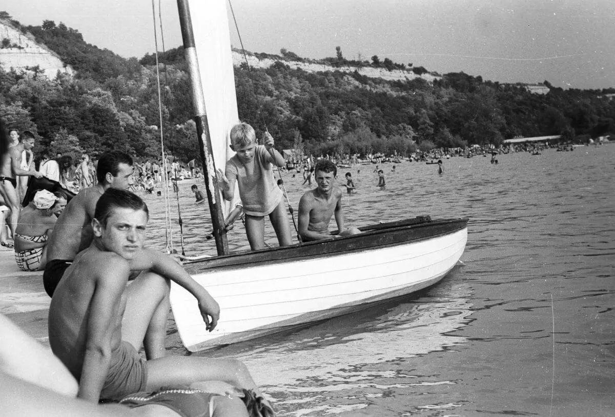 Fürdőzők Balatonakarattyán, 1966-ban /Fotó: Fortepan / Lencse Zoltán